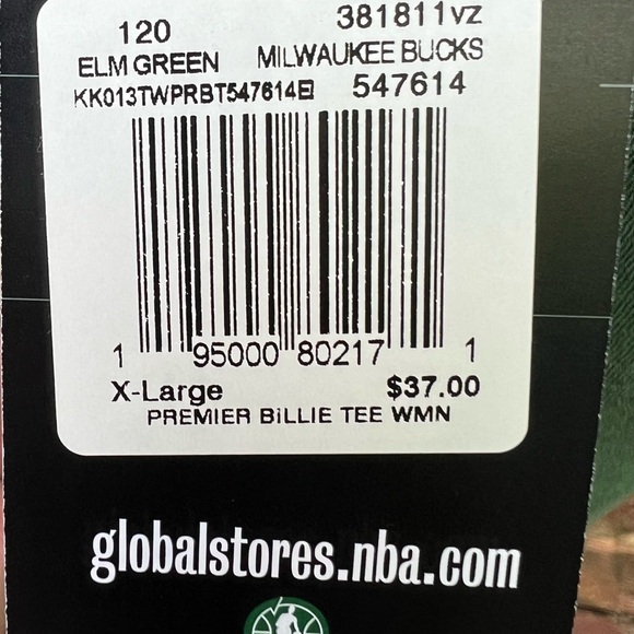 NWT Milwaukee Bucks t-shirt. 100% cotton. Machine wash-dry. Black, green, white - Picture 7 of 10